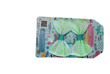 Cargar imagen en el visor de la galería, PAR DE MOÑO MINI DANA ESTAMPADO 7CM X 4CM (12PZ)
