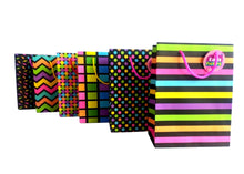 Cargar imagen en el visor de la galería, BOLSA MEDIANA VERTICAL  TEXTURAS FLUORECENTE  17.5 CM X 24.5 CM
