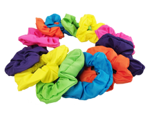 Cargar imagen en el visor de la galería, SCRUNCHIES NEON (12PZ)
