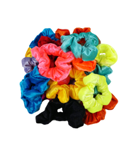 Cargar imagen en el visor de la galería, SCRUNCHIES TIPO TERCIOPELO (12PZ)
