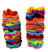 Cargar imagen en el visor de la galería, SCRUNCHIES TIPO TERCIOPELO (12PZ)
